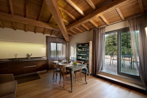 Elite Suite | Living area | 24-inch LCD TV with digital channels, TV