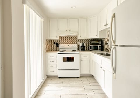 Apartment One Bedroom | Private kitchen | Fridge, microwave, oven, stovetop