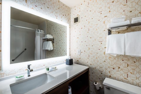 Combined shower/tub, hair dryer, towels