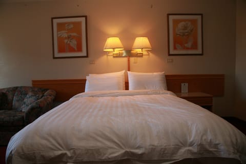 Classic Room, 1 Queen Bed | Desk, iron/ironing board, free WiFi, bed sheets