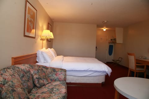 Classic Room, 1 Queen Bed | Desk, iron/ironing board, free WiFi, bed sheets