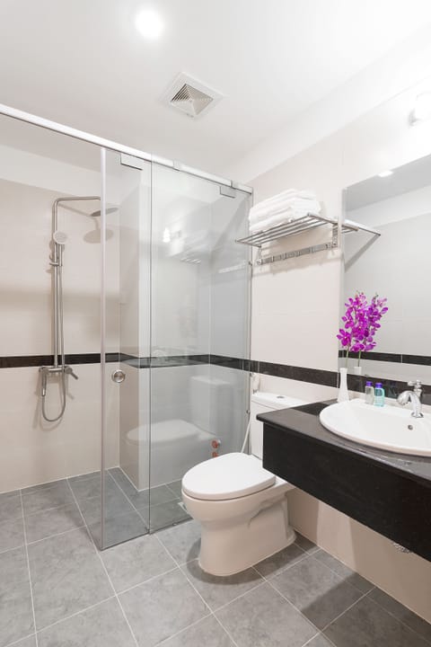 Standard Twin Room | Bathroom | Shower, free toiletries, hair dryer, slippers