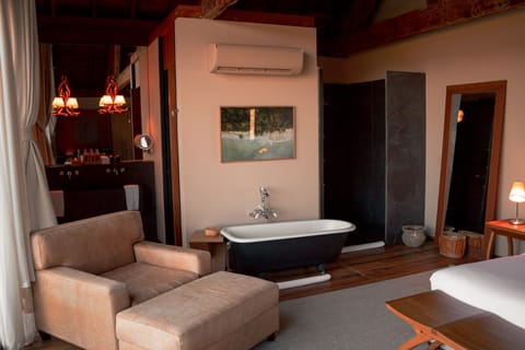 Suite Panorama | Bathroom | Deep soaking tub, free toiletries, hair dryer, bathrobes