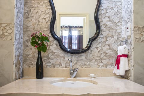 Comfort Double Room | Bathroom | Shower, free toiletries, hair dryer, towels