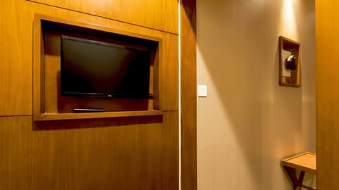 1 bedroom, premium bedding, free minibar, in-room safe