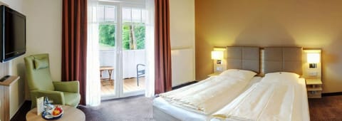 Double Room, Balcony | In-room safe, desk, iron/ironing board, rollaway beds