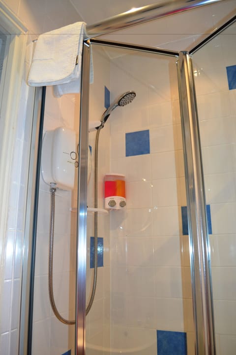 Family Room, 1 Bedroom | Bathroom | Shower, free toiletries, hair dryer, towels