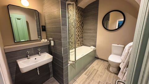 Superior King Room  | Bathroom | Free toiletries, hair dryer, towels