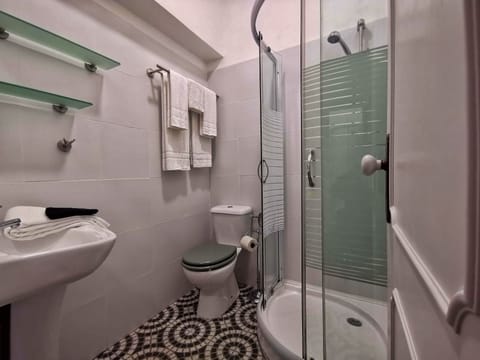 Family Room, Ensuite | Bathroom | Free toiletries, hair dryer, towels