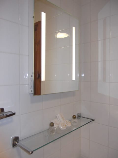 Twin Room | Bathroom | Combined shower/tub, free toiletries, hair dryer, towels