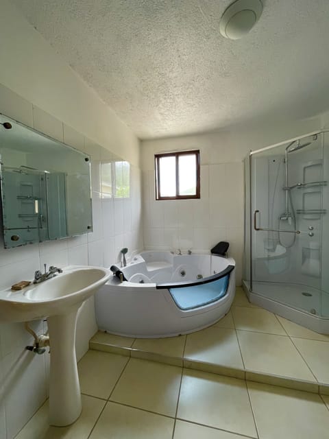 Superior Room, Hot Tub | Bathroom | Shower, free toiletries, towels