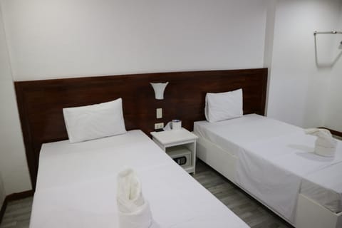 Twin Bed Room | In-room safe, desk, iron/ironing board, free WiFi