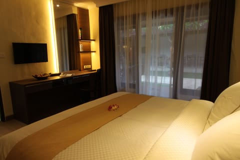 Deluxe Room | Premium bedding, in-room safe, desk, blackout drapes