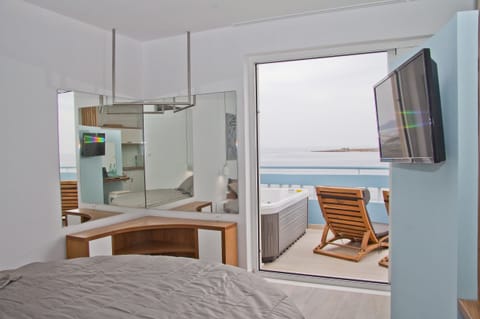 Deluxe Studio Suite, 1 King Bed with Sofa bed, Oceanfront | Pillowtop beds, in-room safe, soundproofing, iron/ironing board