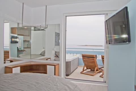 Deluxe Studio Suite, 1 King Bed with Sofa bed, Oceanfront | Pillowtop beds, in-room safe, soundproofing, iron/ironing board