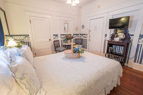 Double Room, 1 King Bed, Private Bathroom | Individually decorated, iron/ironing board, bed sheets