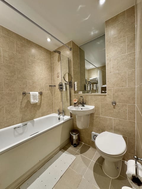 Combined shower/tub, free toiletries, hair dryer, towels