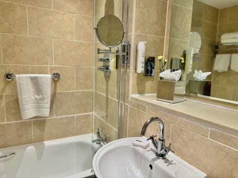 Combined shower/tub, free toiletries, hair dryer, towels