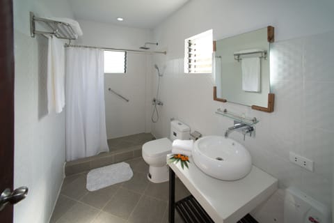 Deluxe Room, Balcony | Bathroom | Shower, free toiletries, hair dryer, bidet