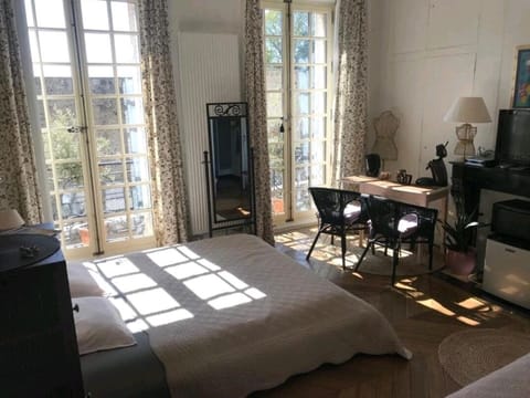 Comfort Double Room, Ensuite (Vue sur le Château) | Free WiFi