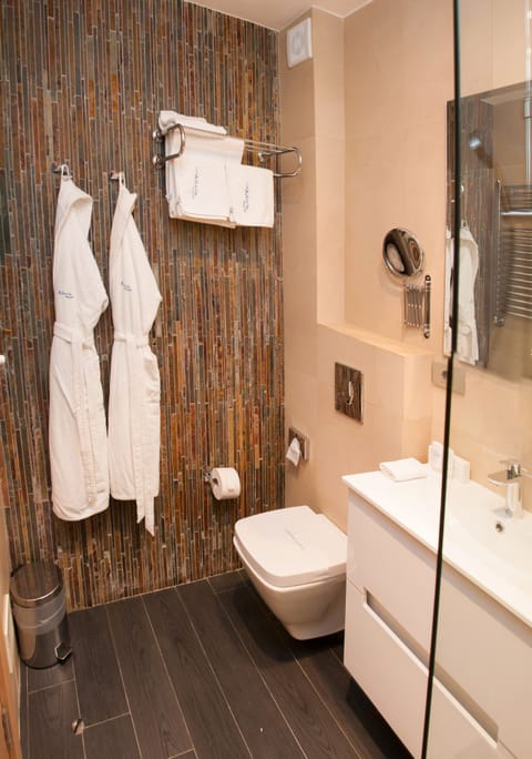 Superior Suite | Bathroom | Combined shower/tub, free toiletries, hair dryer, bathrobes