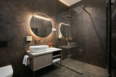 Superior Double Room, Annex Building | Bathroom | Shower, rainfall showerhead, free toiletries, hair dryer