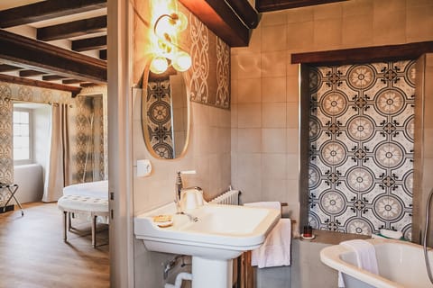 Chambre Louis de la Roque | Premium bedding, individually decorated, iron/ironing board, free WiFi