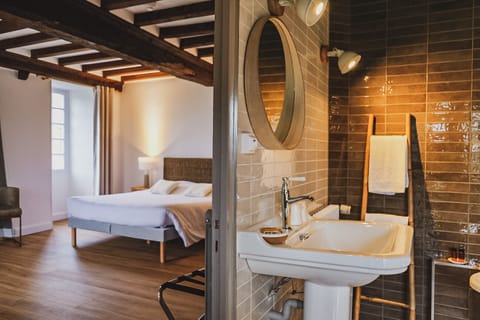 Chambre Louis de la Roque | Premium bedding, individually decorated, iron/ironing board, free WiFi