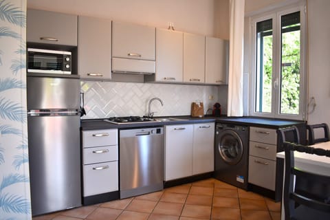 Deluxe Apartment, 3 Bedrooms | Private kitchen | Fridge, microwave, stovetop, dishwasher