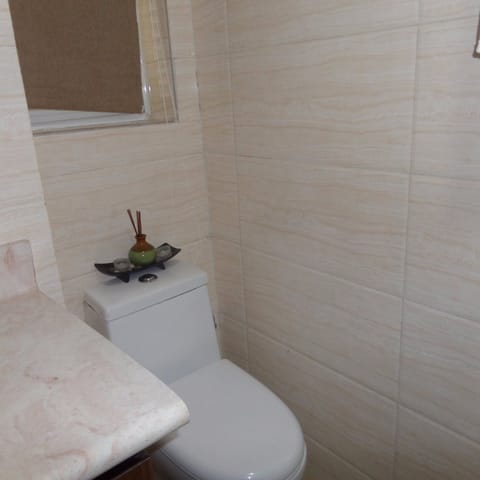 Classic Room | Bathroom | Rainfall showerhead, free toiletries, towels, soap