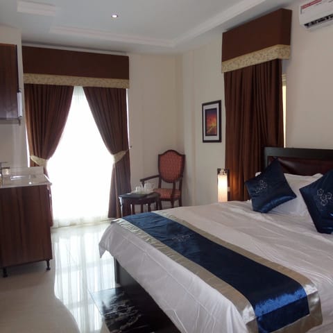 Executive Room | Desk, laptop workspace, blackout drapes, bed sheets