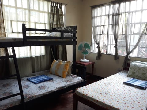 6 Beds in Mixed Dormitory | Desk