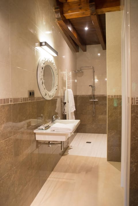 Combined shower/tub, hair dryer, towels