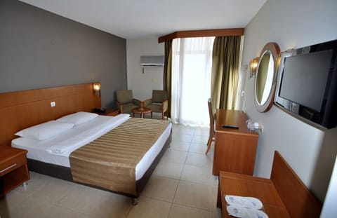 Standard Twin Room | Minibar, in-room safe, desk, free WiFi