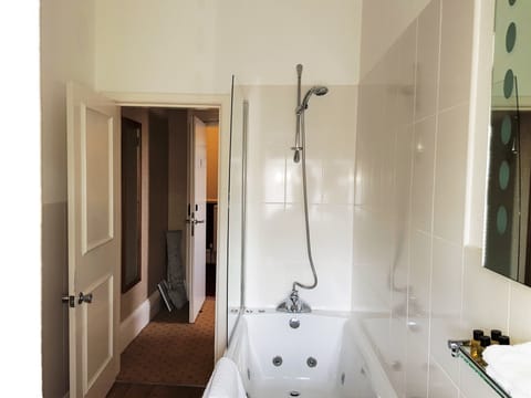 Superior Double or Twin Room, River View | Jetted tub