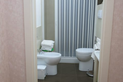 Camera doppia/matrimoniale, bagno privato | Bathroom | Shower, free toiletries, hair dryer, towels