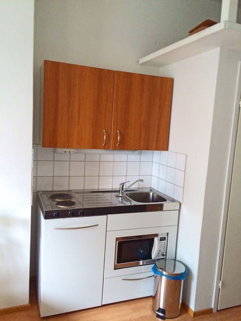 City Studio Suite, 1 Queen Bed | Private kitchen | Fridge, microwave, stovetop, coffee/tea maker