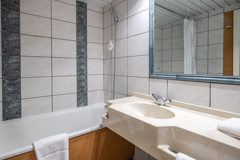 Bathtub, free toiletries, hair dryer, towels