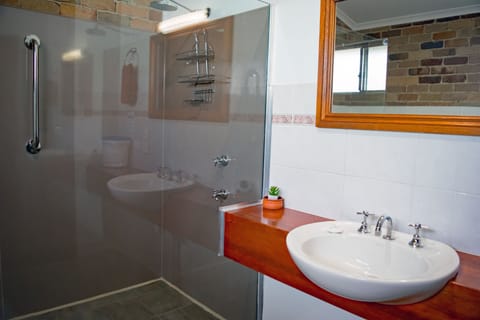 Executive Suite, 1 Bedroom, Non Smoking, Jetted Tub | Bathroom | Combined shower/tub, free toiletries, hair dryer, towels