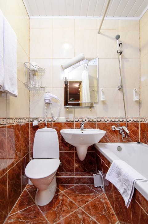 Deluxe Double Room, 1 Bedroom | Bathroom | Free toiletries, hair dryer, slippers, towels