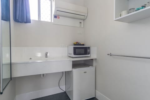  Standard Queen Room  | Desk, iron/ironing board, free WiFi, bed sheets