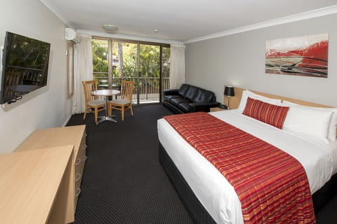 Deluxe Room, 1 Queen Bed | Premium bedding, pillowtop beds, minibar, in-room safe