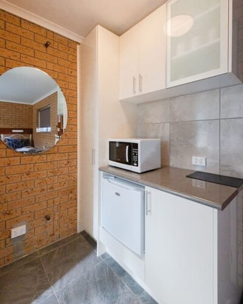 Standard Twin Room | Private kitchenette | Fridge, microwave, coffee/tea maker, electric kettle