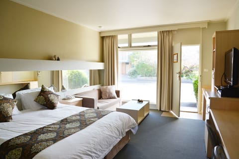 Deluxe Room, 1 King Bed | Premium bedding, free minibar items, desk, blackout drapes