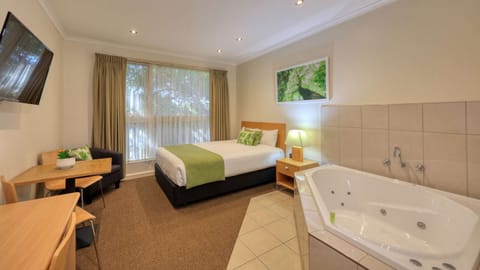 Room, 1 Queen Bed, Non Smoking, Jetted Tub | Premium bedding, minibar, iron/ironing board, rollaway beds