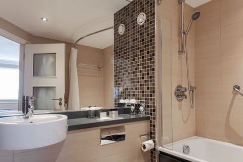 Deluxe Double Room | Bathroom | Combined shower/tub, free toiletries, hair dryer, towels