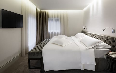 Suite with Air Conditioning | Premium bedding, down comforters, minibar, in-room safe