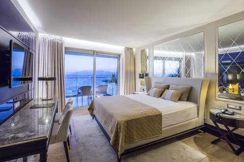 Superior Room, Sea View | Minibar, in-room safe, soundproofing, iron/ironing board