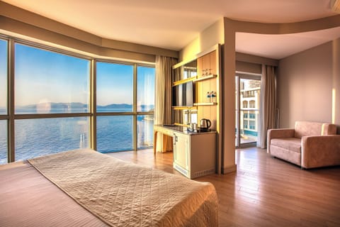 Superior Room, Sea View | Premium bedding, minibar, in-room safe, soundproofing