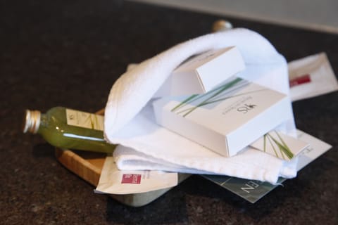 Standard Single Room | Bathroom | Free toiletries, hair dryer, bathrobes, slippers